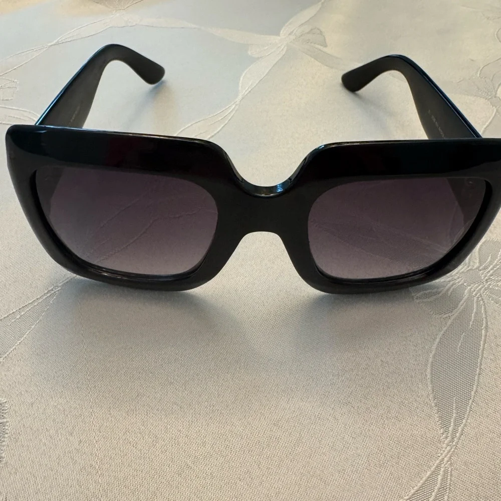 Gucci Black Sunglasses with Gold Accents - Picture 4 of 7